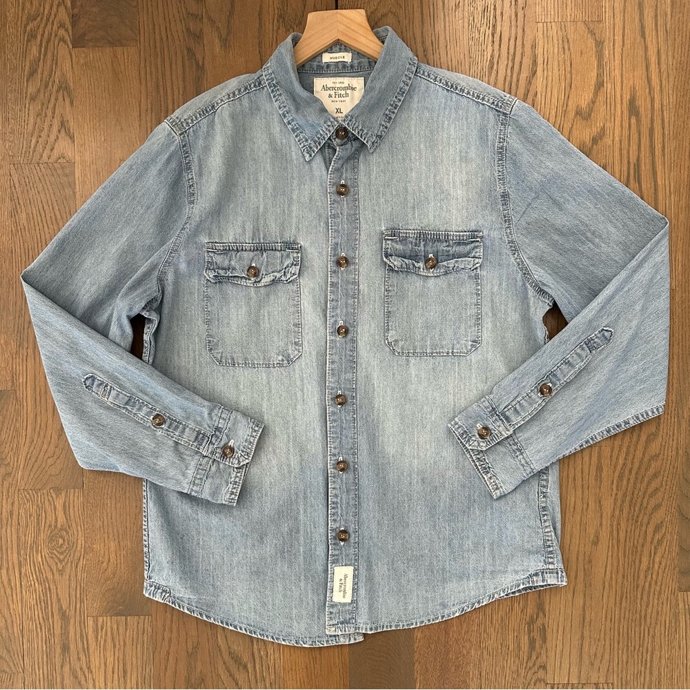 Abercrombie & Fitch Women's Muscle Denim Chambray Button Front Shirt Blue XL
